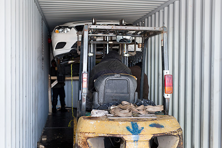 从集装箱上卸下破碎的汽车机器货车贸易拖船危险出口商业仓库货运拍卖图片