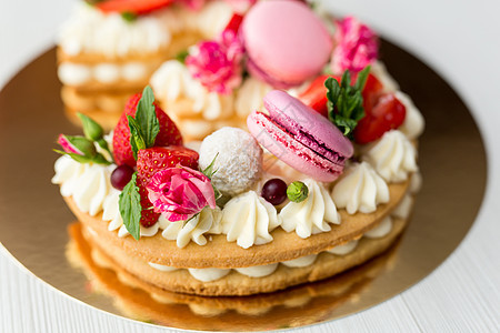 奶酪奶油和蜂蜜蛋糕装饰着鲜花 浆果和糖果 数字 3 形状的蛋糕玫瑰庆典食物花朵礼物覆盆子周年假期生日甜点图片