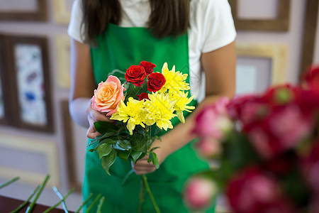 讲习班花匠 制作花束和花朵安排 妇女收集花束的花束花店玫瑰女孩婚礼牛皮纸问候语花园手工桌子女性图片