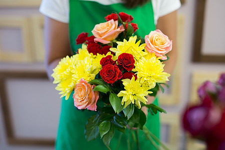 讲习班花匠 制作花束和花朵安排 妇女收集花束的花束包装桌子花店玫瑰压痛女士花艺女孩作坊女性图片