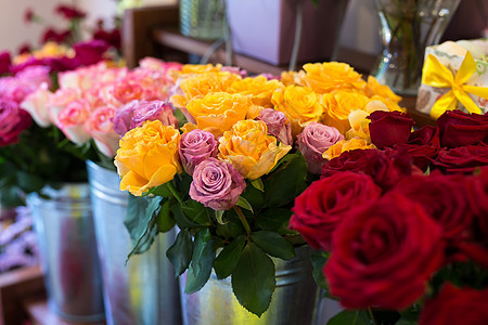 花店里美丽的花朵多彩园艺植物群人行道城市季节花园商业植物礼物销售图片