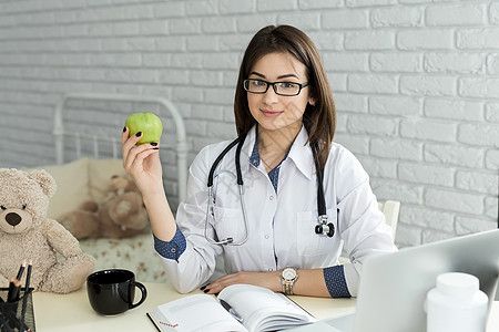 波特微笑的医生 女人与苹果帮助营养女士水果医疗保险诊所药品办公室预防饮食图片