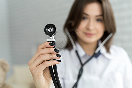 持有听诊器的女医生主要关注听诊器乐器疾病护士考试药品工具心脏病测试男性卫生图片