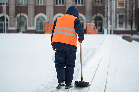 工人在冬季从公路上扫雪 在暴风雪中清理道路拖拉机路人城市工作车道清洁工车轮打扫雪机车辆图片