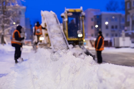 穿制服的工人帮助铲雪 把雪铲到雪花中去; 在水下工作图片