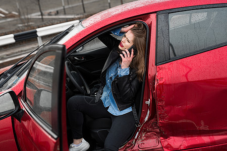 车里的年轻惊慌失措的女人 女人打电话来救人图片
