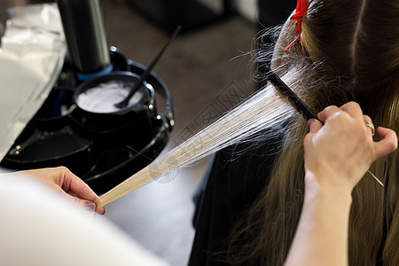 在美容院染发的过程造型师职业商业染色客户治疗理发店发型师染料刷子图片