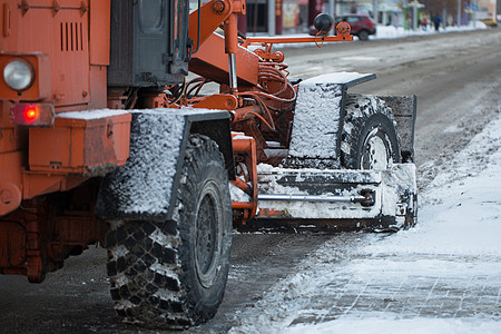 卡車拖拉机从雪中清理道路 挖掘机清理城市中大量积雪的街道 工人在冬天从道路上扫雪 从暴风雪中清洁道路雪堆雪机卡车男人车轮路人机器清洁背景