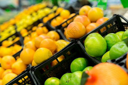 新鲜的柑橘在商店的货架上 各种柑橘类水果 橙子 橘子 酸橙 柠檬 超级市场异国市场生产篮子团体热带柚子情调柜台石榴图片