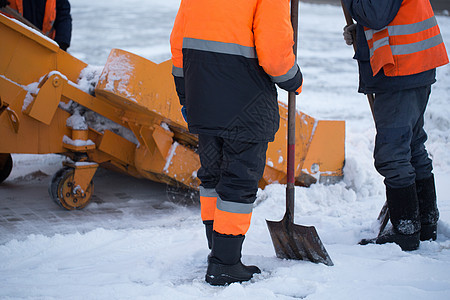 拖拉机从雪中清理道路 挖掘机清理城市中大量积雪的街道 工人在冬天从道路上扫雪 从暴风雪中清洁道路雪堆天气风暴机器路人车辆工作机械背景图片