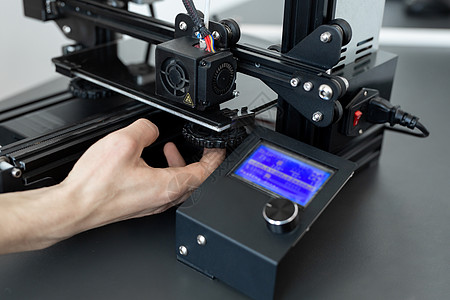 实验室的3D印刷机操作 由3D打印机负责创造力商业电气灯丝工作机器创新印刷生产腹肌图片