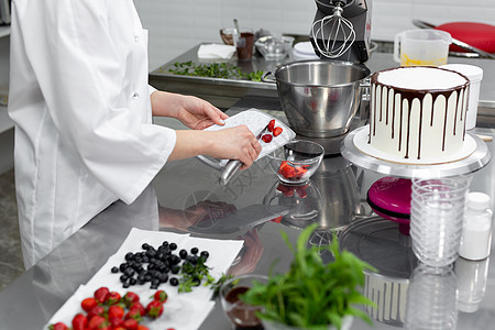 糕点厨师切草莓来装饰蛋糕营养女性桌子奶昔木板甜点浆果糖果商女士饮食图片