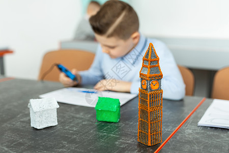 儿童使用3D打印笔 男孩制作新物品 创意 技术 休闲 教育概念爱好塑料3d笔工作手工造型绘画艺术创造力打印图片
