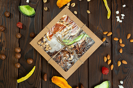 结构木质背景顶视图纸盒中不同品种的坚果 蜜饯和干果活力团体榛子桌子礼物假期饮食核桃营养腰果图片