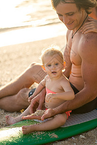 快乐的父亲和女儿在海滩上玩耍图片
