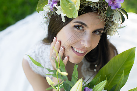 美丽的年轻新娘在花圈里 手拿着花束裙子女孩女性女士森林乡村头发婚姻庆典发型图片