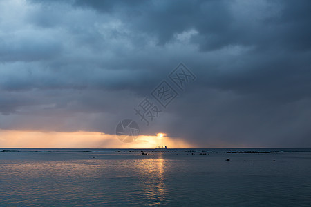 海洋上日落的空中全景观天堂阳光天空太阳风景海滩场景旅行日出冲浪图片