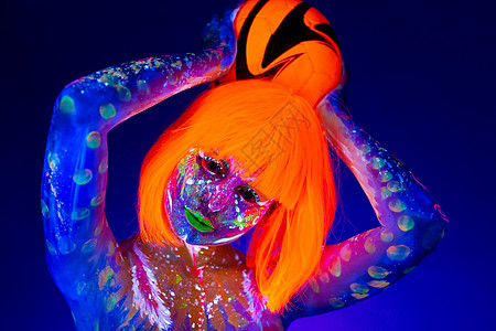 世界杯的概念 紫外线灯光下的荧光涂料 UV光的彩虹漆粉末化妆品舞蹈派对女孩头发俱乐部身体辉光蓝色图片