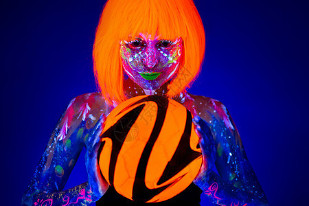 世界杯的概念 紫外线灯光下的荧光涂料 UV光的彩虹漆运动派对夜店艺术化妆品舞蹈极端主义者粉末蓝色紫色图片