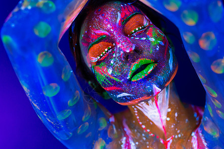 在紫外线下发光的人体艺术 在紫外线下发光的女孩的身体和手上的人体艺术辉光化妆品头发紫色嘴唇蓝色眼睛粉末派对舞蹈图片