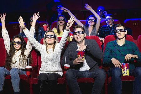 电影里的朋友们看一部有趣的电影 带着3D眼镜 笑着 玩得开心眼镜礼堂朋友座位女孩时间娱乐剧院团体摄影图片