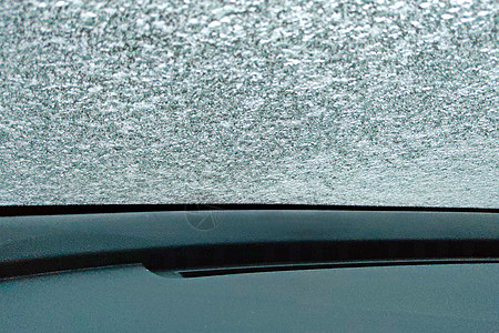 凝露为霜车的玻璃被薄冰覆盖 冬天把车暖和起来背景