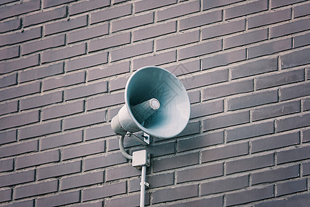 在砖墙上大声扬声器警告发射城市安全地震扩音器注意力警报灾难民众图片