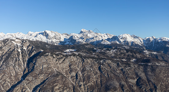 灰岩上积雪覆盖的山峰天空空气冒险山脉蓝色风景高度森林灰色图片