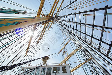 从下面看一艘旧帆船的巨大桅杆 许多绳索从上面垂下来 在阳光明媚的日子里背景是蓝天海洋竞赛运输赛艇旅行天空古董巡航港口比赛图片