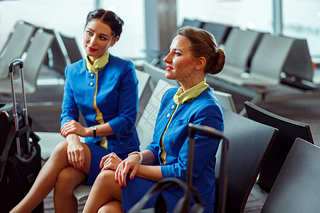 在机场等待飞行的女乘务员 女空勤人员图片