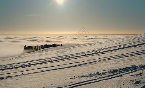 冬季在雪地滑雪 滑雪板或雪橇上放松的概念 日落时在德国黑森州山的夕阳下行走全景冒险阳光假期旅游季节风景环境爬坡天空图片