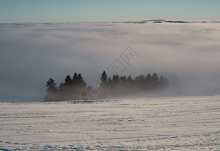 冬季在雪地滑雪 滑雪板或雪橇上放松的概念 日落时在德国黑森州山的夕阳下行走水杯全景场景太阳山脉蓝色假期季节顶峰木头图片