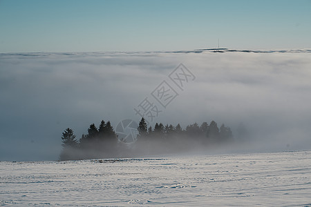 冬季在雪地滑雪 滑雪板或雪橇上放松的概念 日落时在德国黑森州山的夕阳下行走木头太阳环境水杯山脉假期爬坡场景天空季节图片