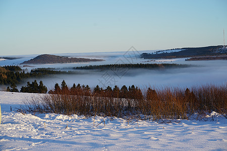 冬季在雪地滑雪 滑雪板或雪橇上放松的概念 日落时在德国黑森州山的夕阳下行走爬坡旅游木头天空全景假期场景森林冒险环境图片