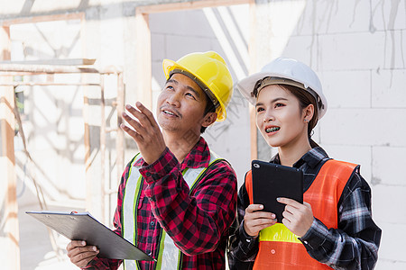 在建筑工地工作的亚洲工程师工头男女图片