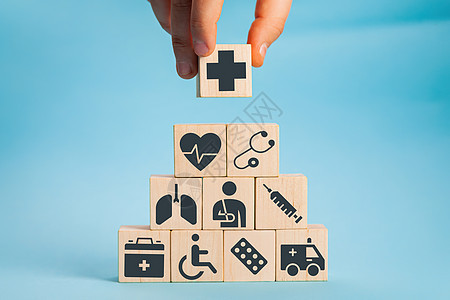 手工安排木块堆叠与保健医疗图标 健康保险-健康理念图片