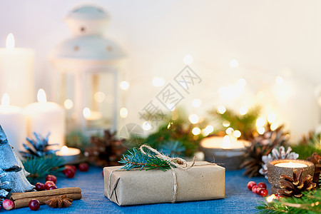 圣诞背景 有礼品盒和装饰品 蜡烛和灯光花纹图片