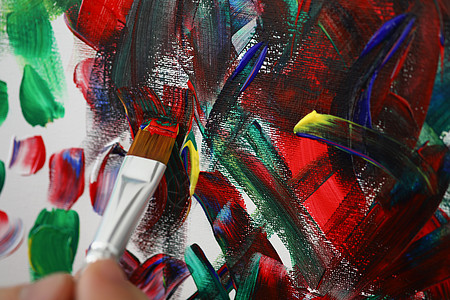 在画布上涂油的艺术家 画家用红油漆刷刷笔高清图片
