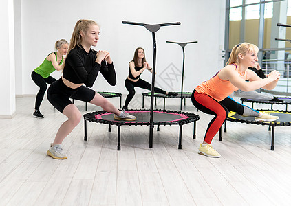 蹦床健身女孩从事专业运动 健康的生活方式跳跃蹦床女子健身跳跃训练的概念 从锻炼积极到活动从能量健康 俱乐部活力 迷你白种人运动 图片