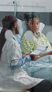 女医务人员 治疗年轻患病青年患者妇女医生护士医院疾病外科从业者工人卫生医师情况诊断图片