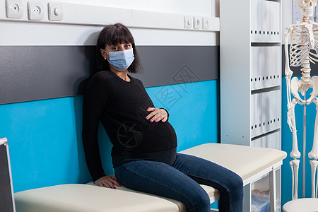 在检查室卧床的孕妇肖像 妇女图片