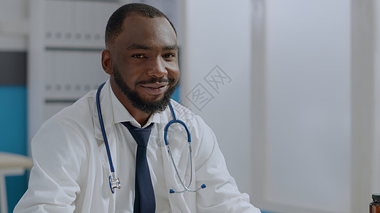 治疗医生的肖像 坐在医院办公室的书桌旁外套桌子保健考试病人报告诊断治疗师文档从业者图片