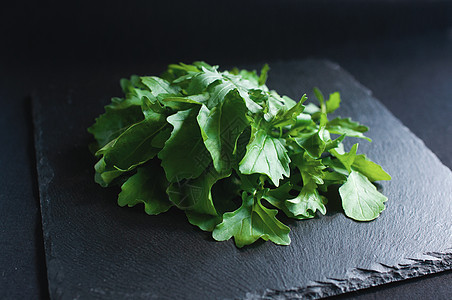 黑色黑板上的新花样薄荷香料芳香叶子香气味道食物树叶蔬菜农场图片