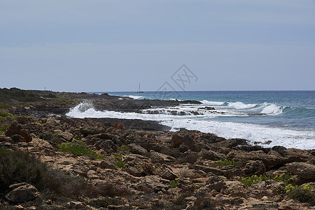 岸边的岩石被波浪撞击天空压力娱乐气泡力量摄影运动冲浪飞溅海滩图片