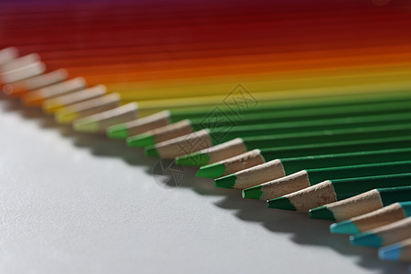 彩色铅笔放在桌上一行 模糊不清图片
