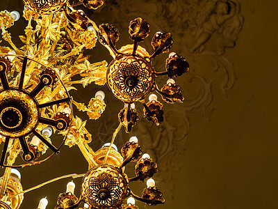 光滑的室内吊灯点燃了蜡烛和黑暗背景 诺贝尔坎德拉布拉挂在天花板上宝石艺术烛台金子光泽古董别墅财富奢华玻璃图片