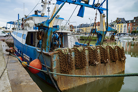 Rusty船和捕扇贝渔网港口鲱鱼绳索渔业商业疏浚蛤蜊渠道环境海洋图片