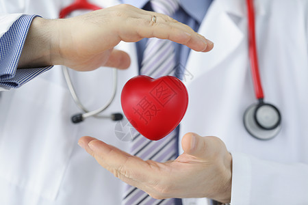 医务工作者保护红心塑料 医生用手覆盖心脏模型 (注图片
