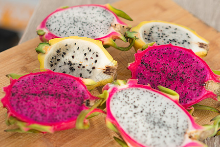 新鲜成熟的有机龙果或皮加亚 皮加哈亚 异味水果 健康饮食概念食物海报情调农业手腕摄影日光热带女士种子图片