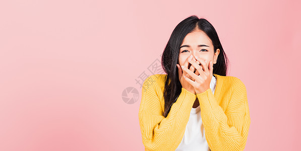 亚洲肖像 美丽可爱的年轻女子 站立惊异 惊吓 害怕的嘴唇覆盖 在手掌上看镜头图片